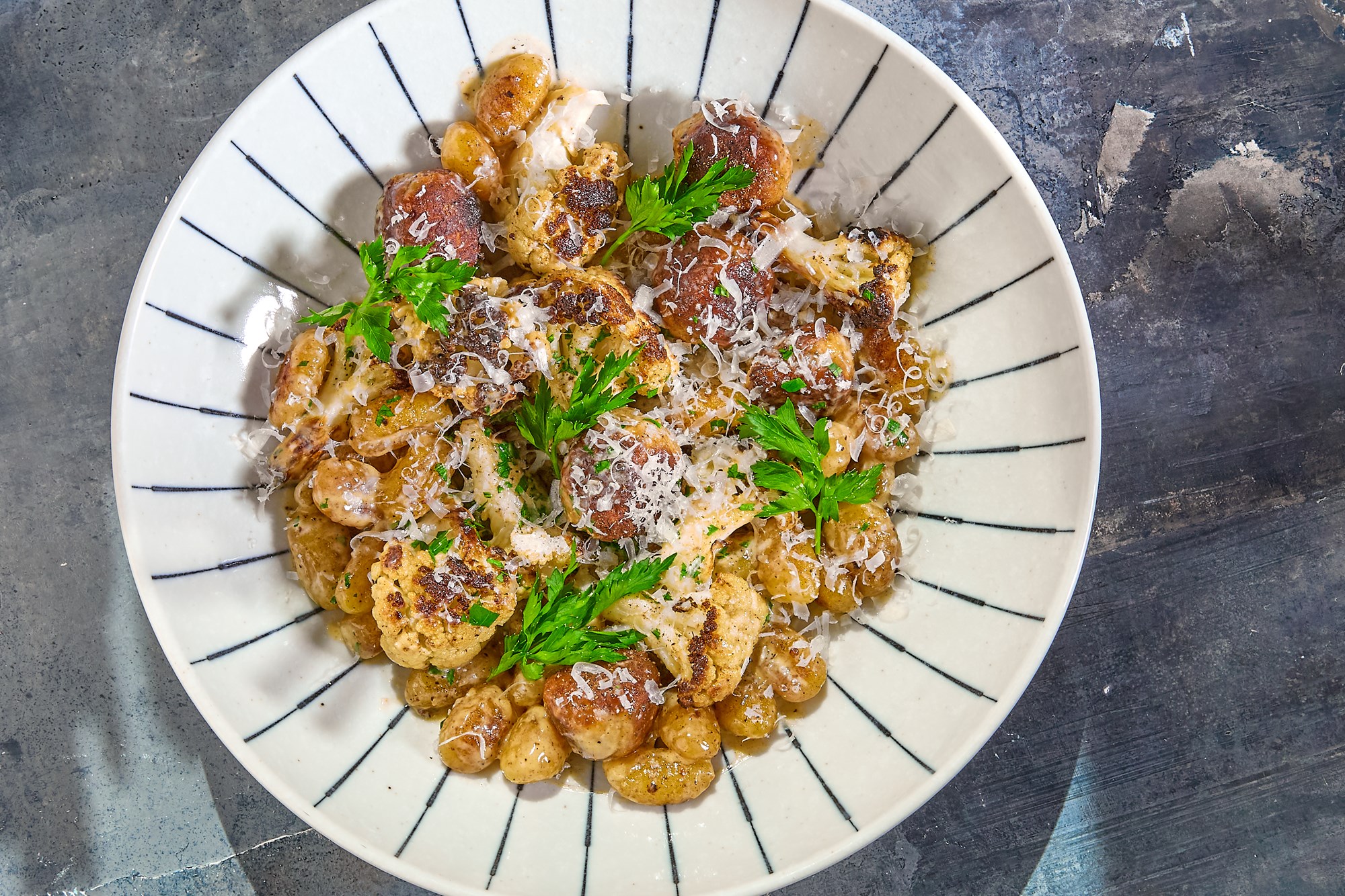 Cremede gnocchi med italienske kødboller og blomkål