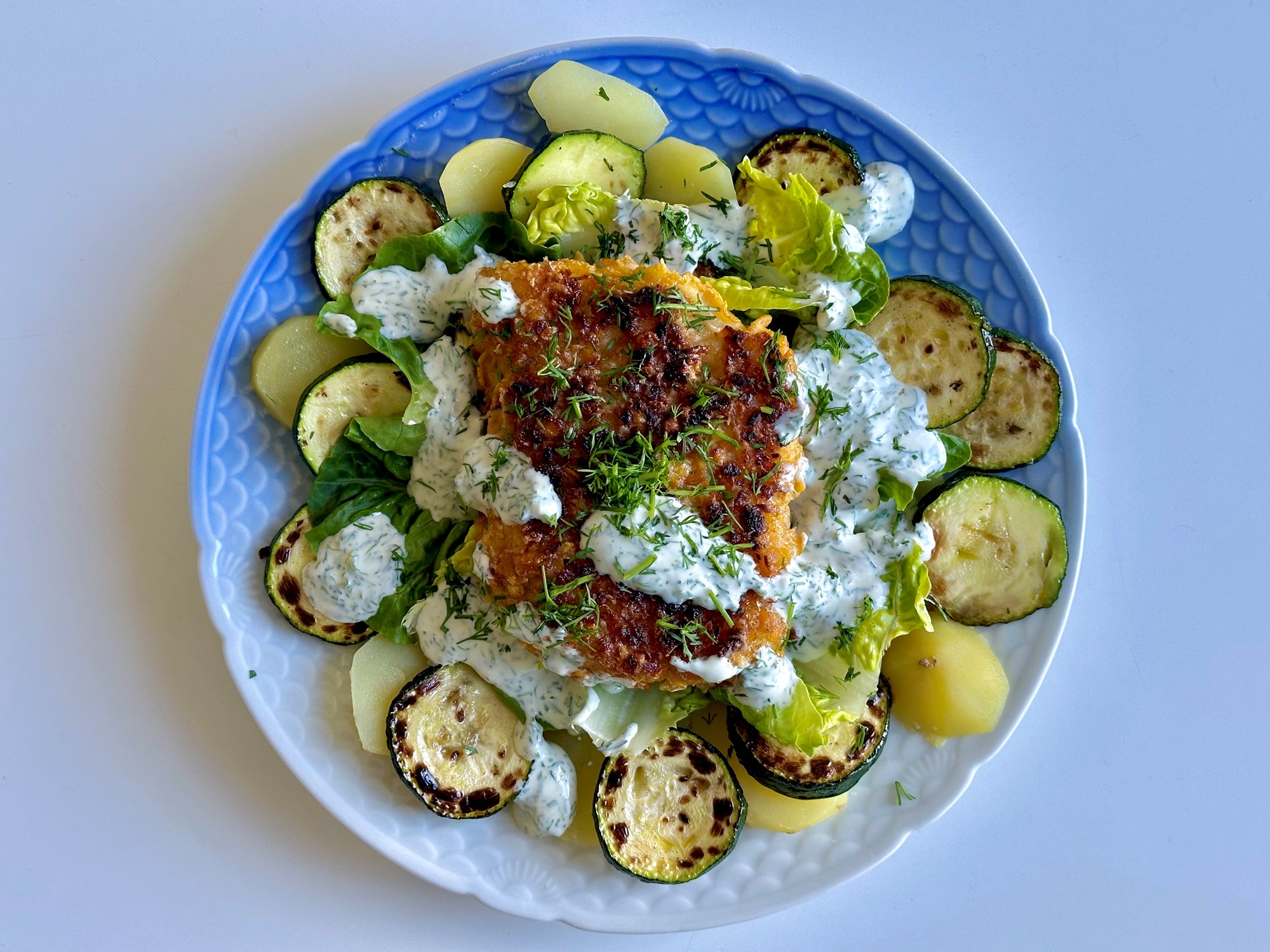 Kuller i sprøde majsflager på salat med squash og dild