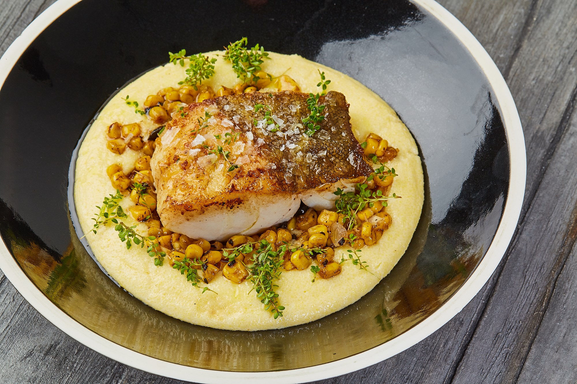 Skindstegt kullerfilet med stuvede majs med pecorino dertil cremet polenta og hjertesalat