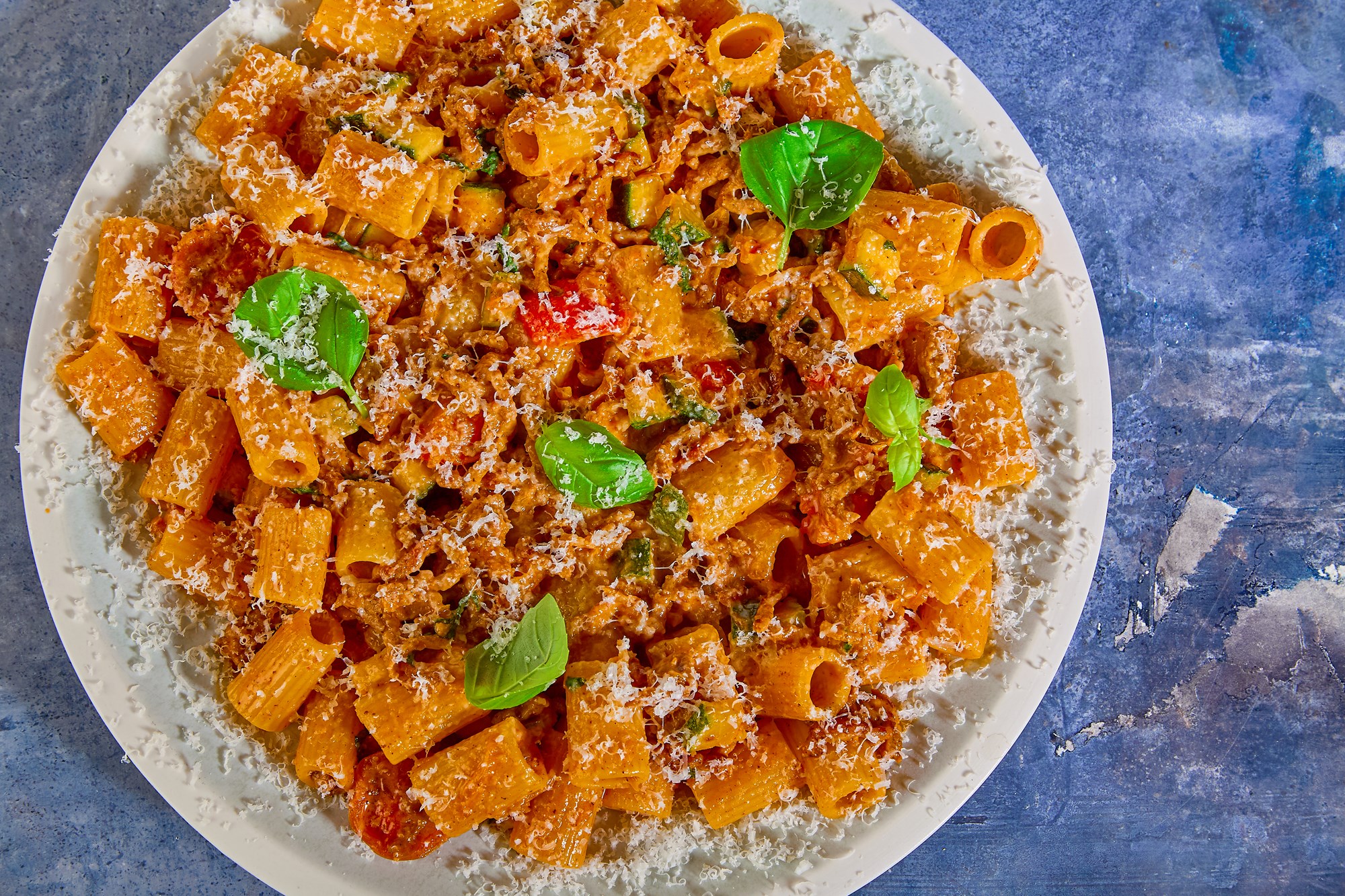 Cremet rigatoni med kylling, zucchini og peberfrugt