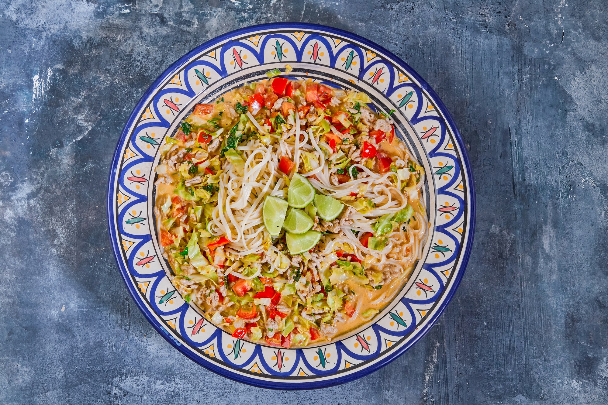 Glasnudler med gris i red curry og kokos