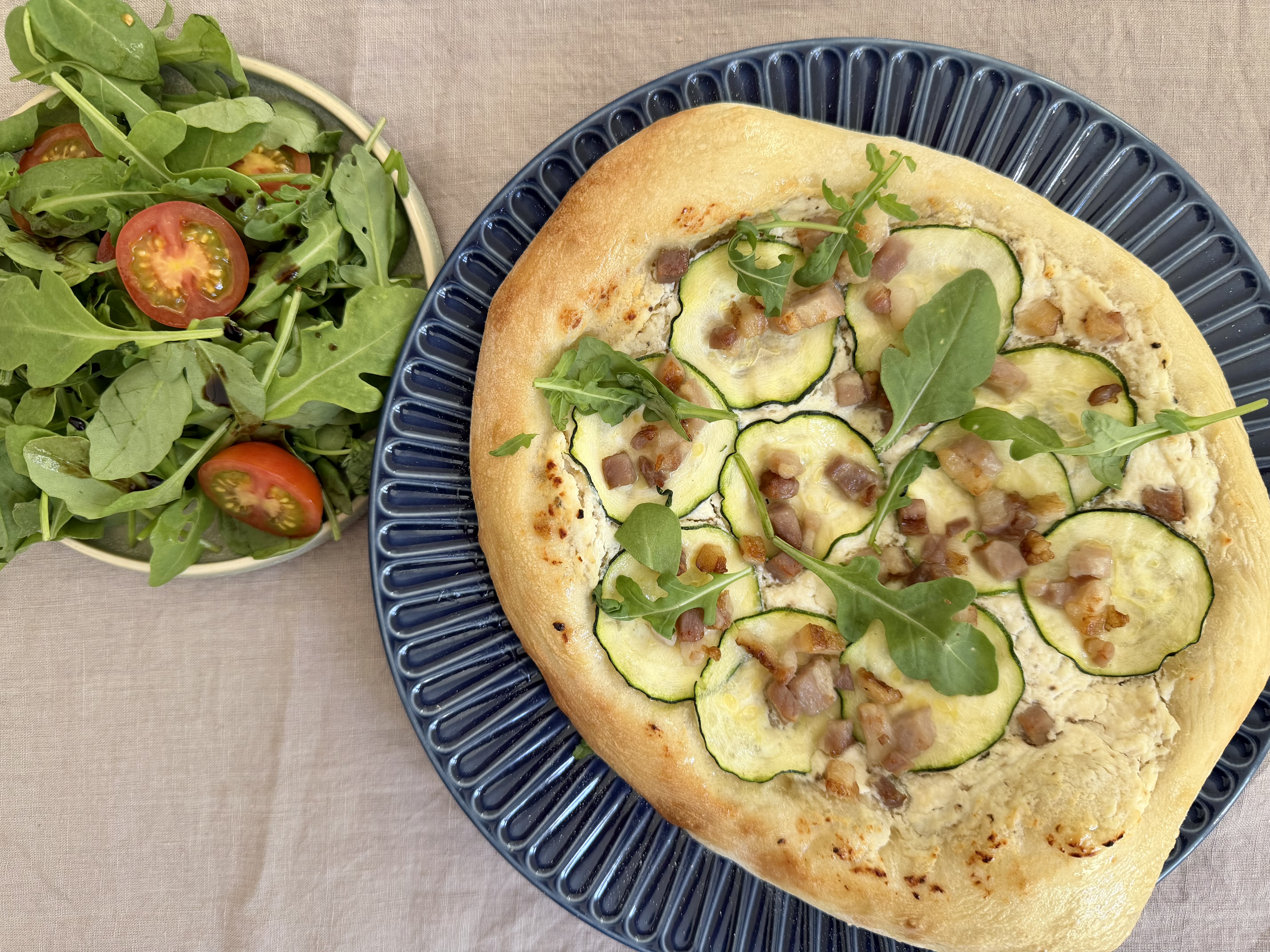 Pizza med bacon, ricotta og pecorino