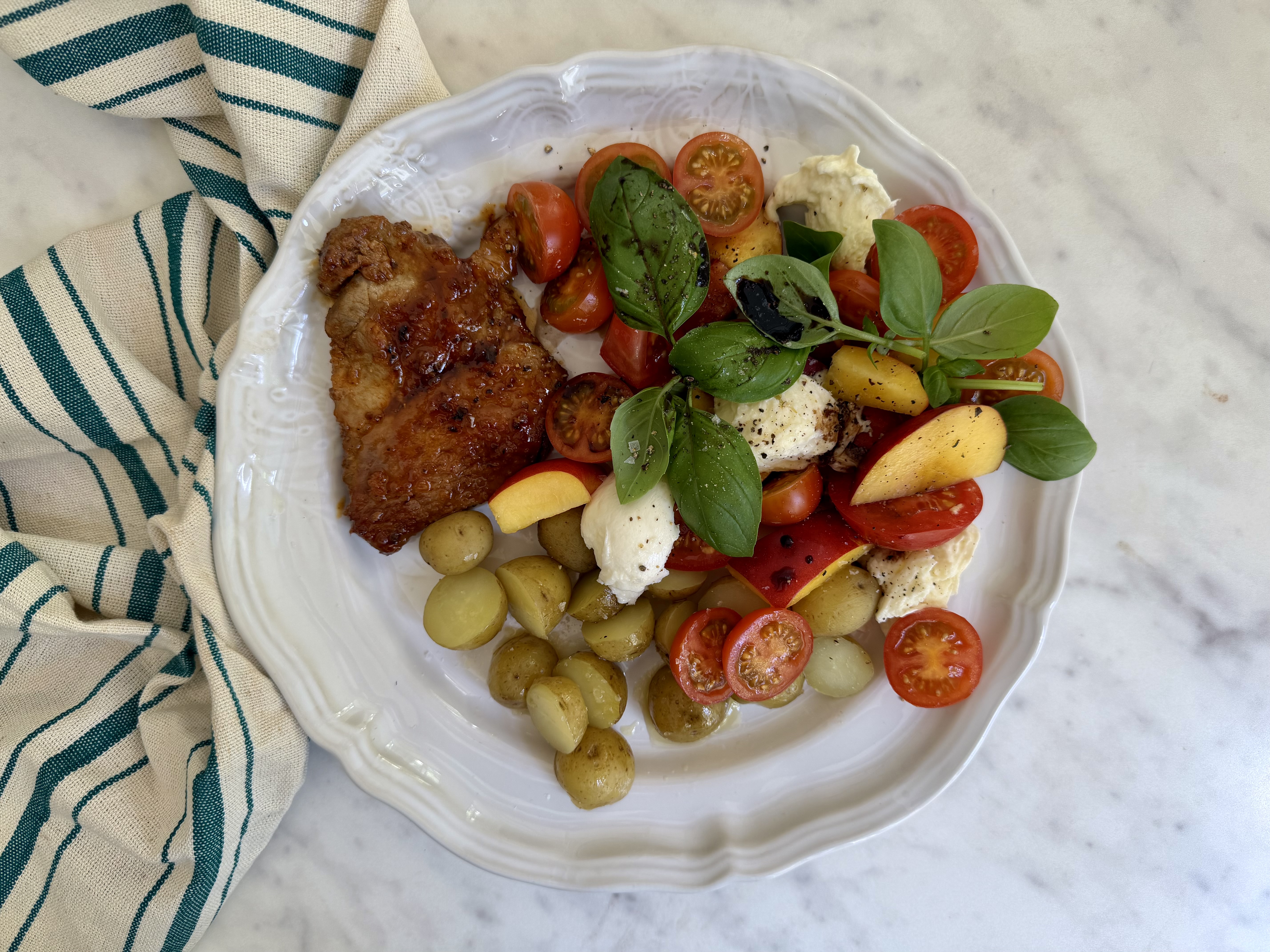 BBQ nakkekoteletter og tomatsalat med nektarin og mozzarella