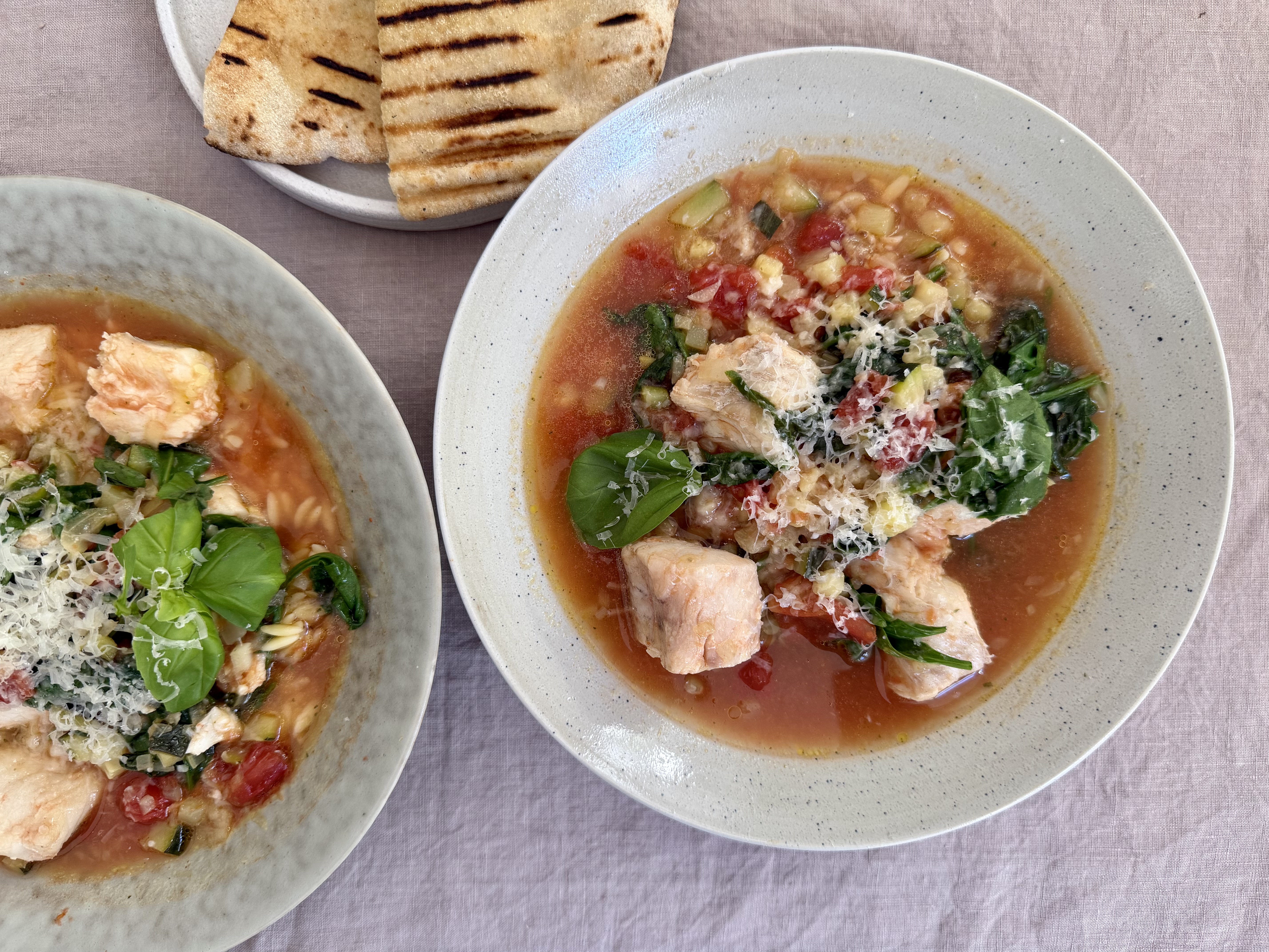 Sommerminestrone med parmesan og mørksej