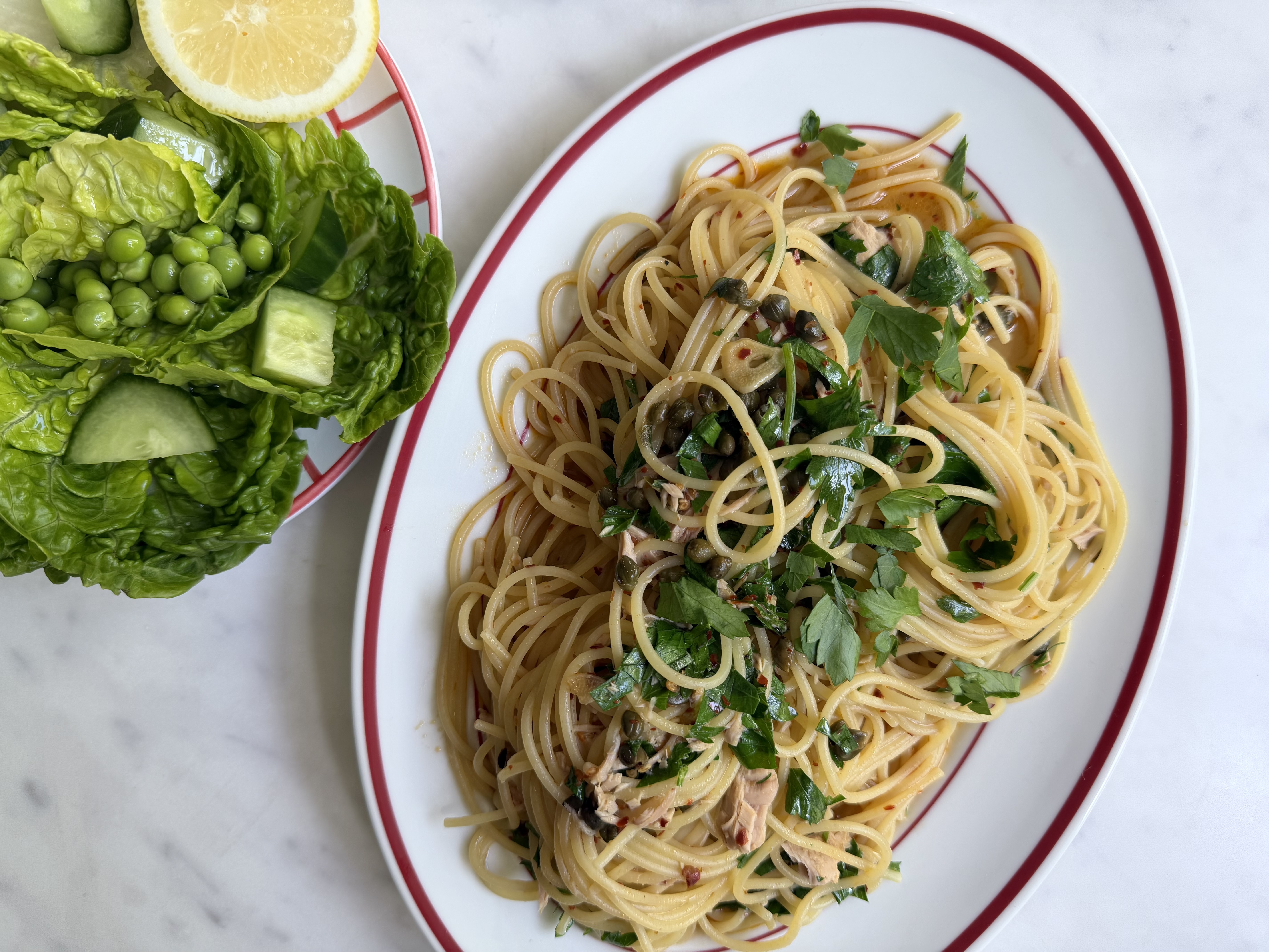 Pasta med tun og persille & salat med ærter