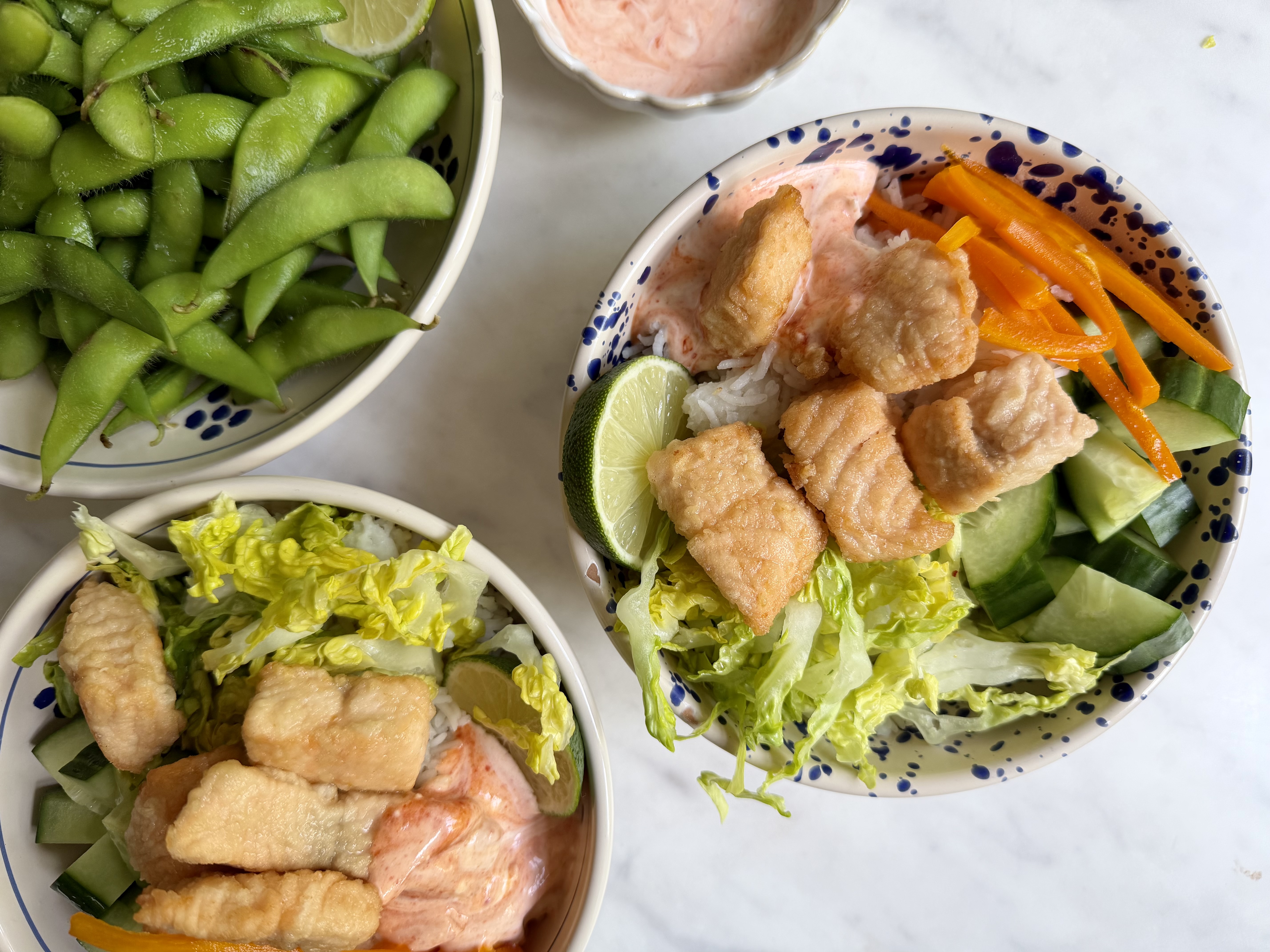 Pokebowl med laks, agurk, syltede gulerødder og mild chilicreme
