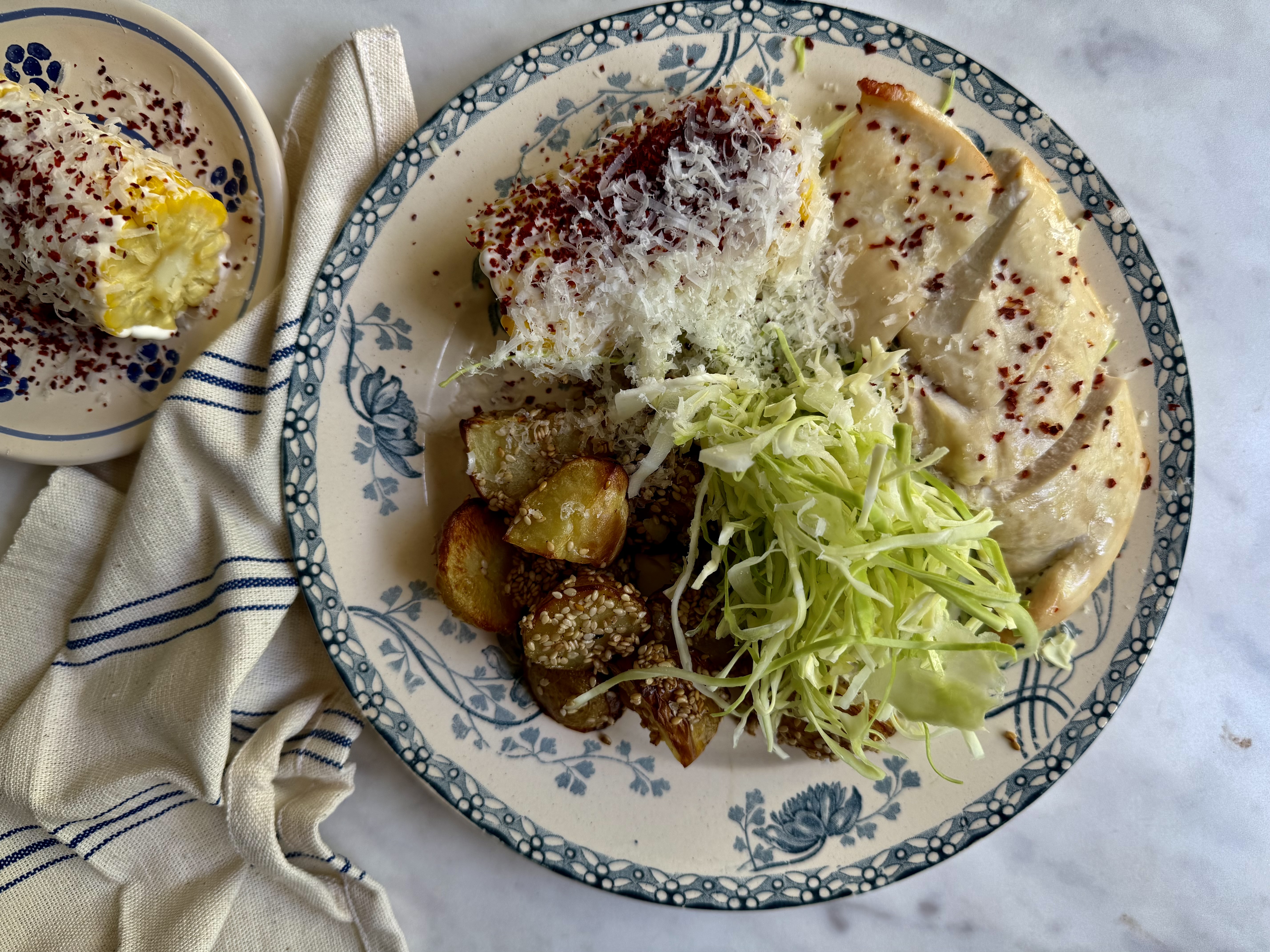 Kylling med sesamkartofler og majs med parmesan og chili