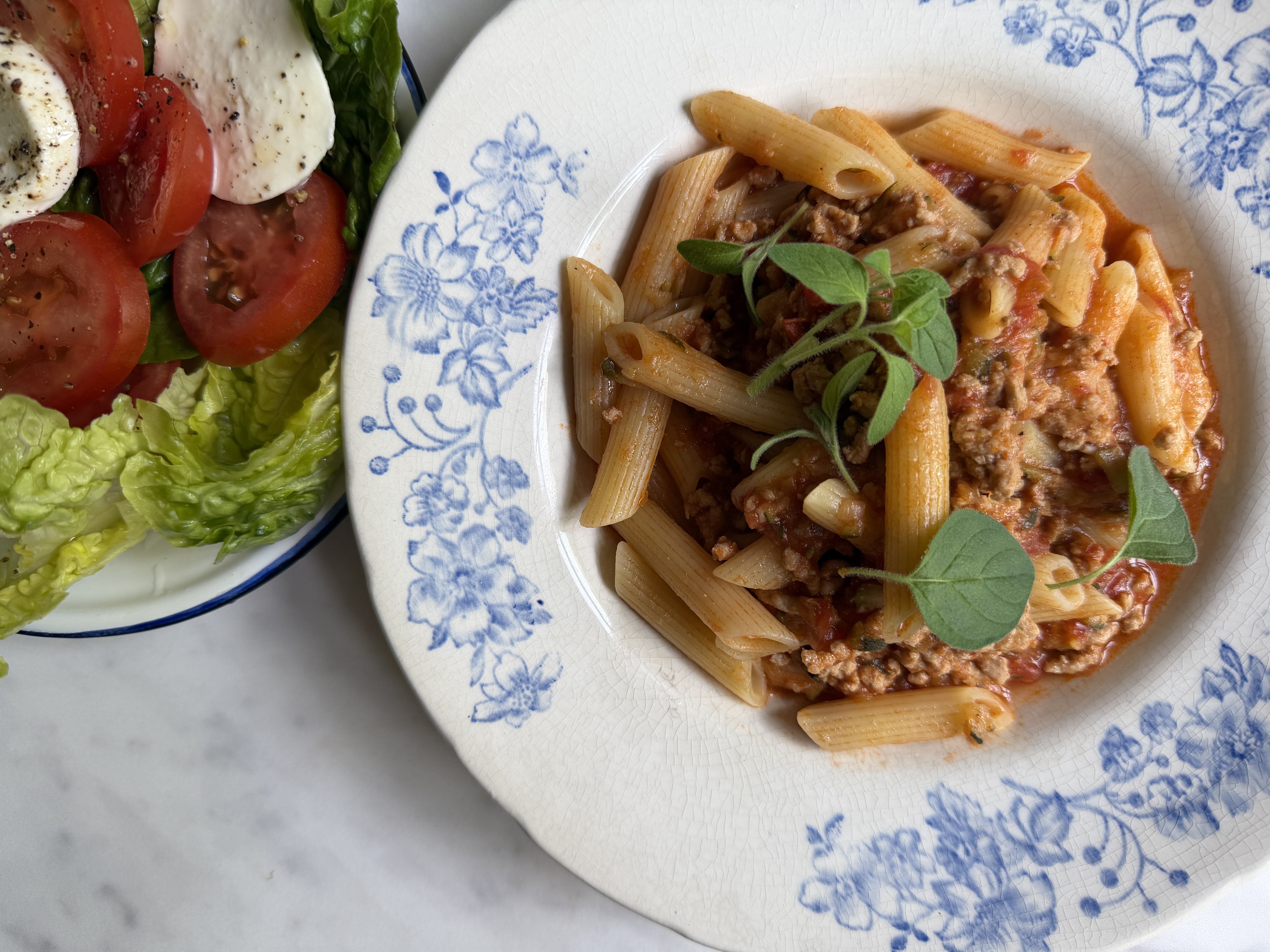 Pasta med gris i tomatsauce og salat med mozzarella