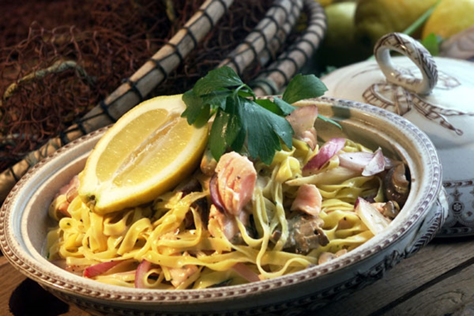 Laks med pasta, rodfrugter, svampe og estragon