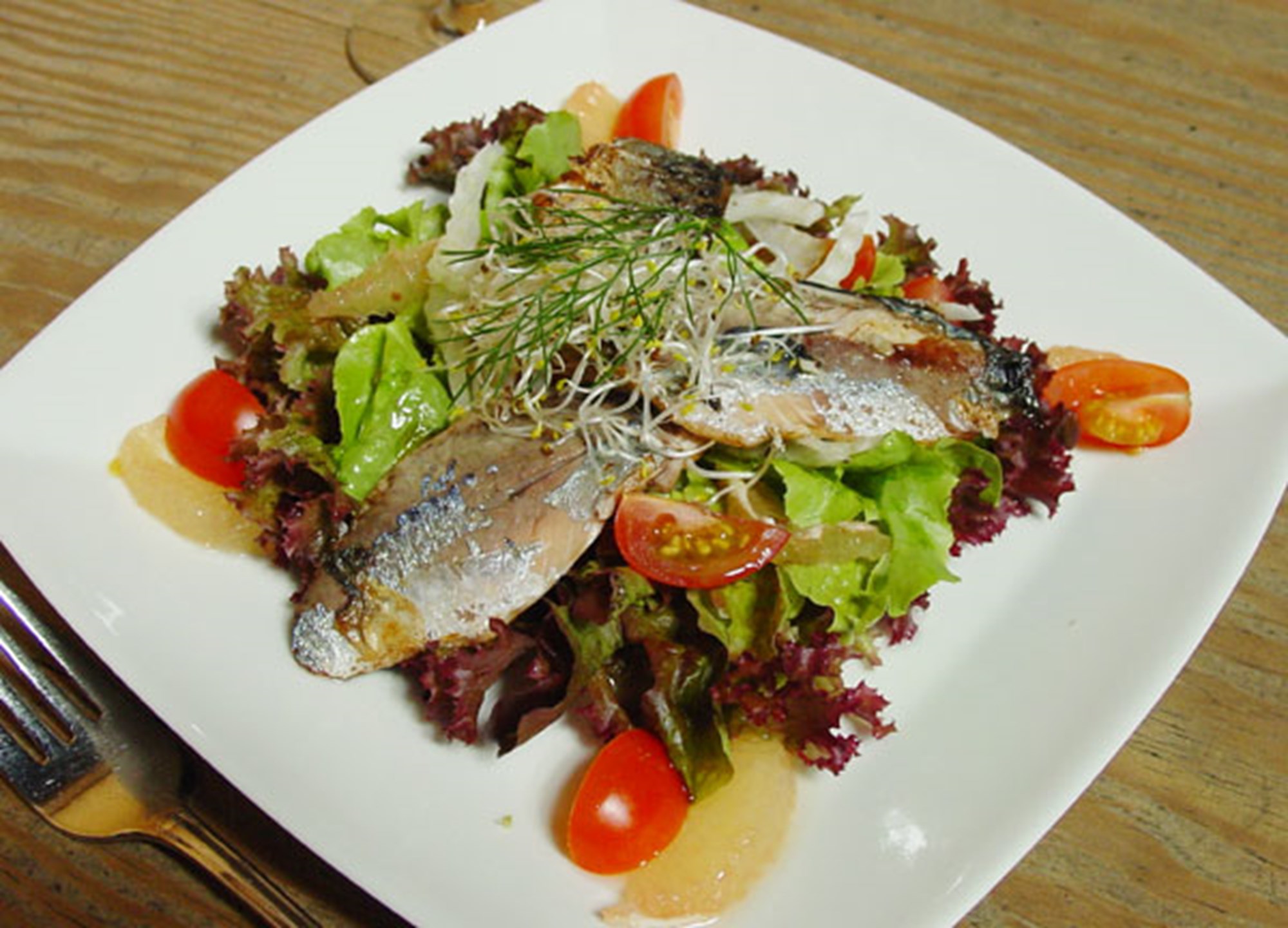Ristet bundgarnsmakrel/kullerfilet med grapesalat