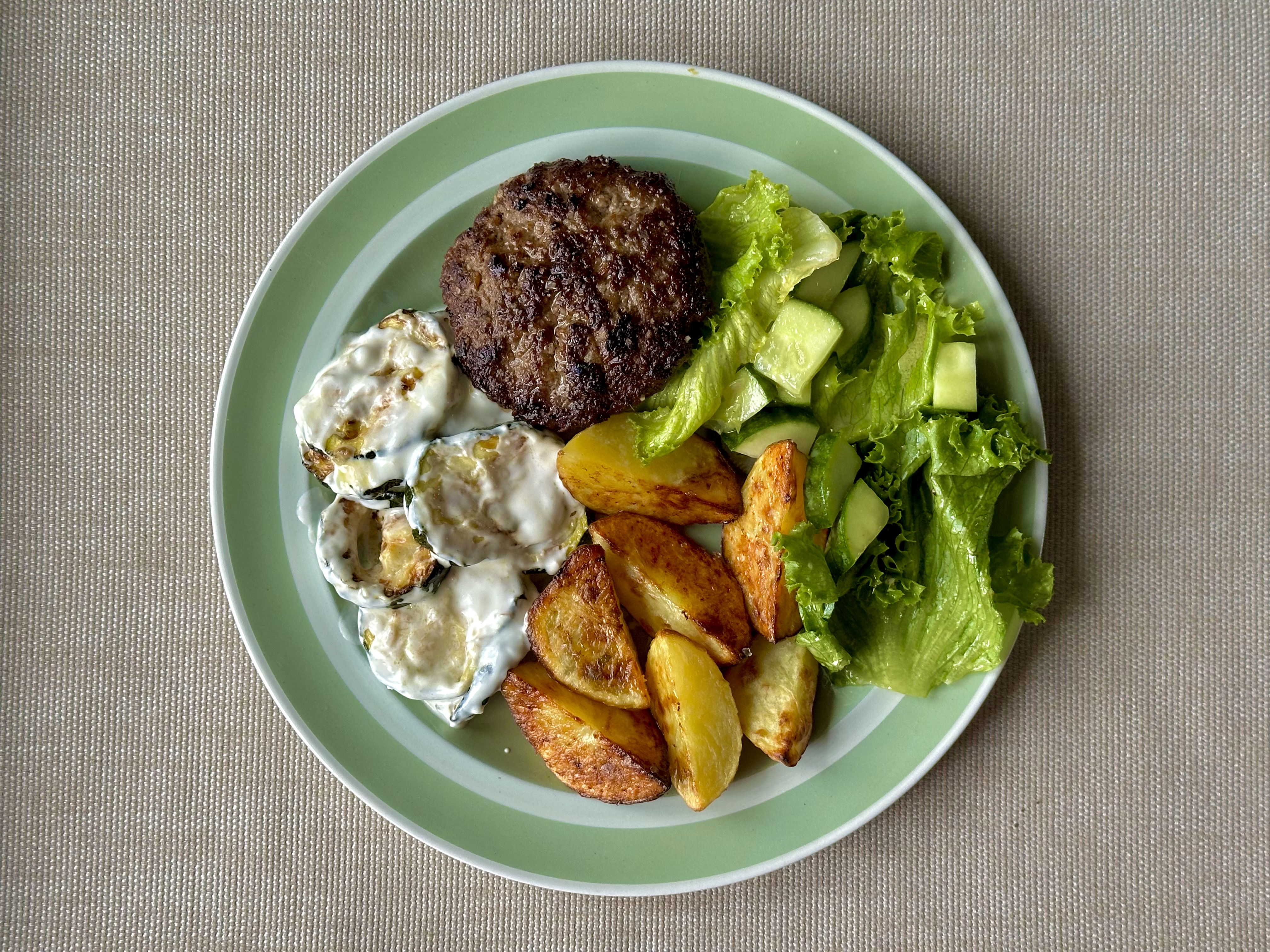 Chilibøffer med squashtzatziki og bagte kartofler