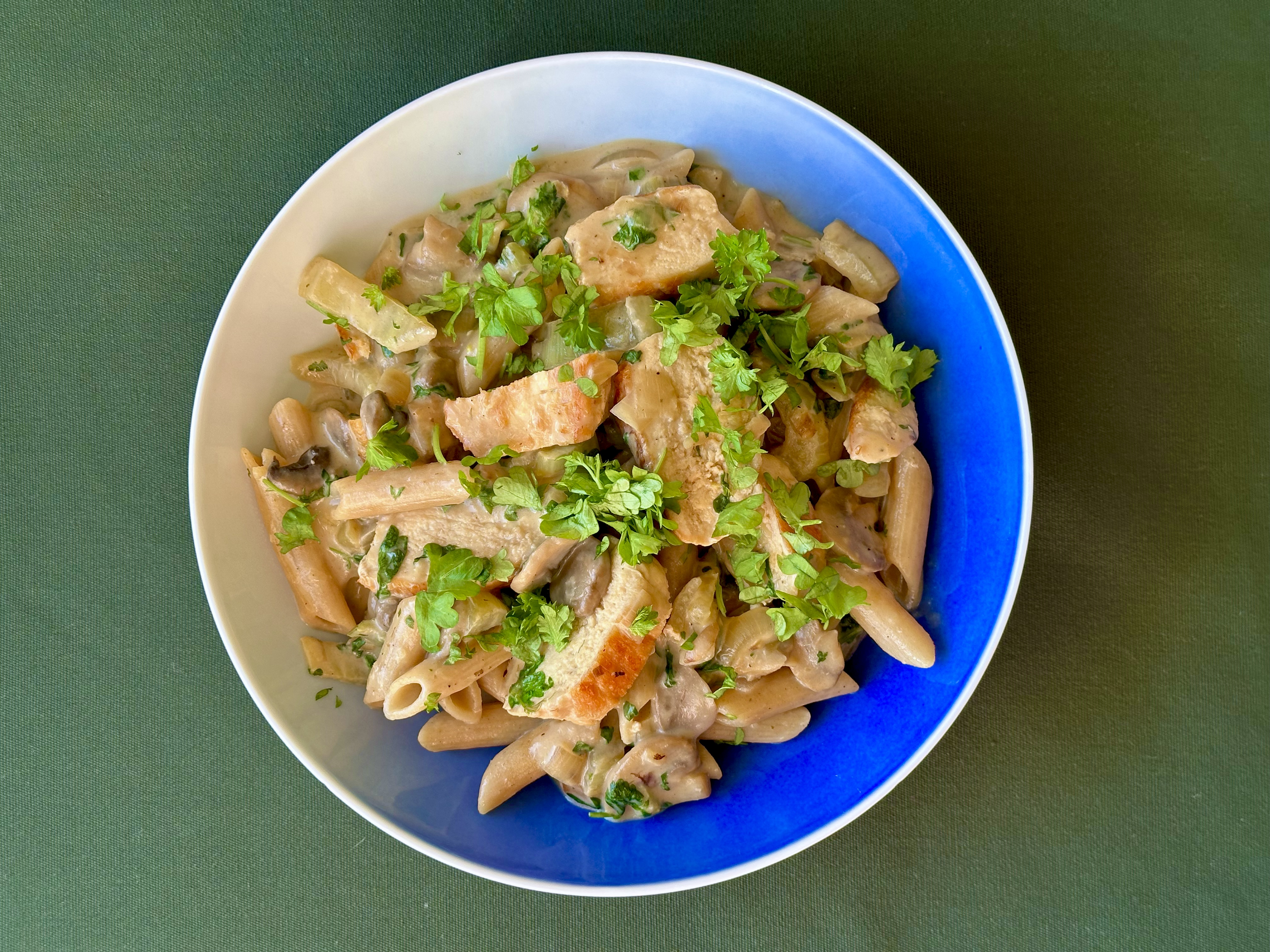 Kylling i svampe med penne og persille