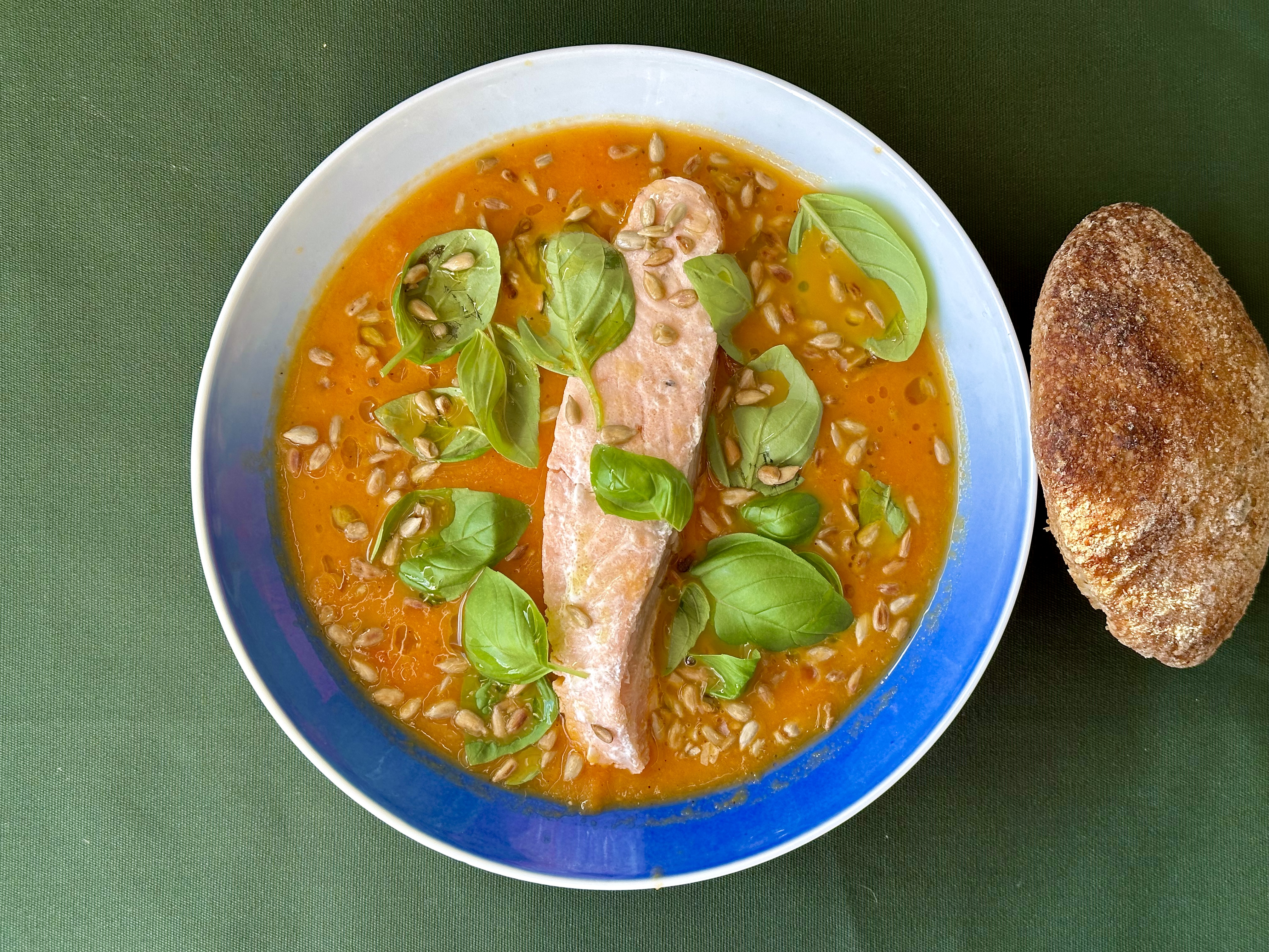 Tomatsuppe med dampet laks og ristede solsikkekerner