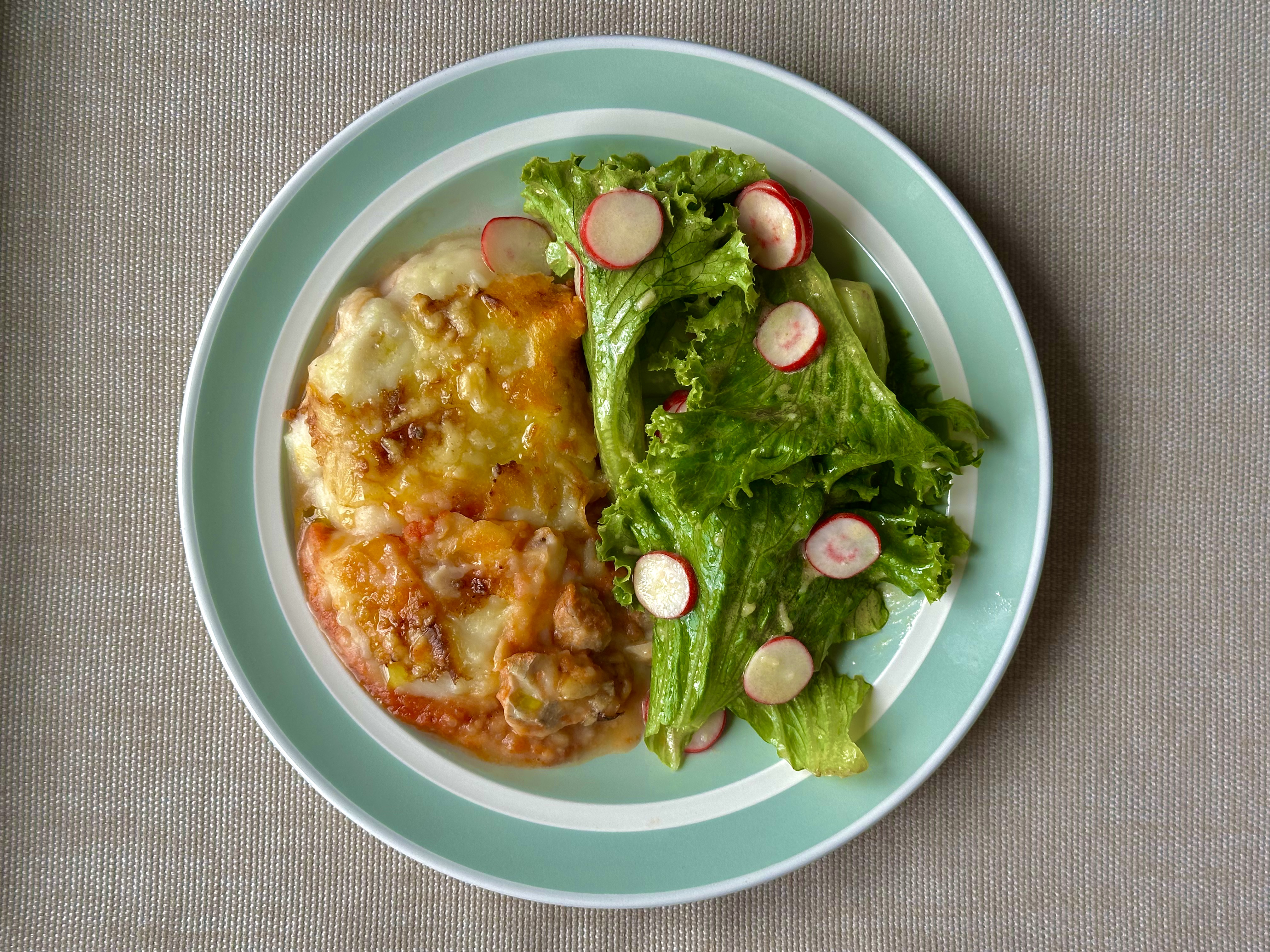 Cottage pie med bataviasalat og radiser