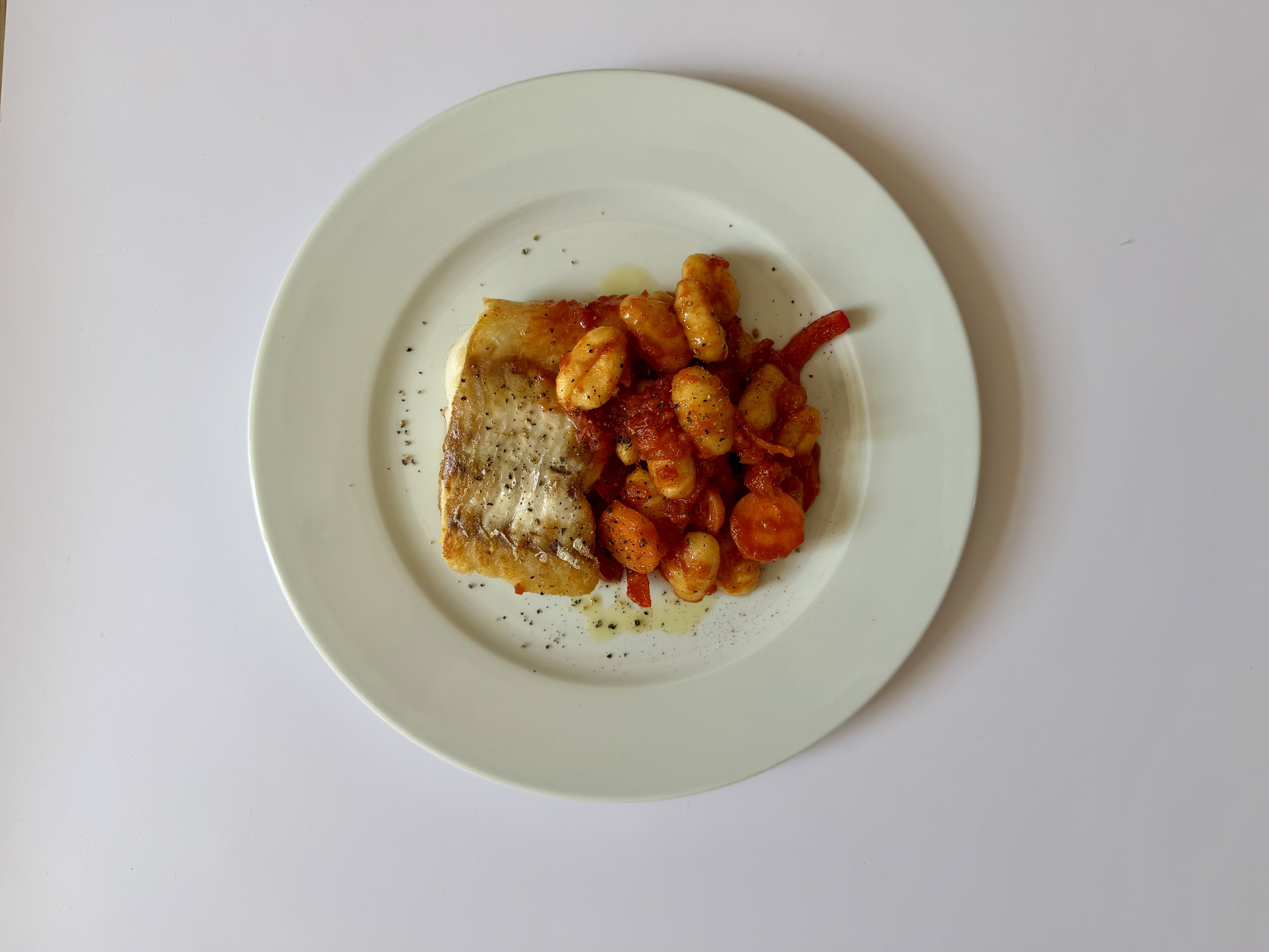 Stegt lange med tomatsovs og gnocchi