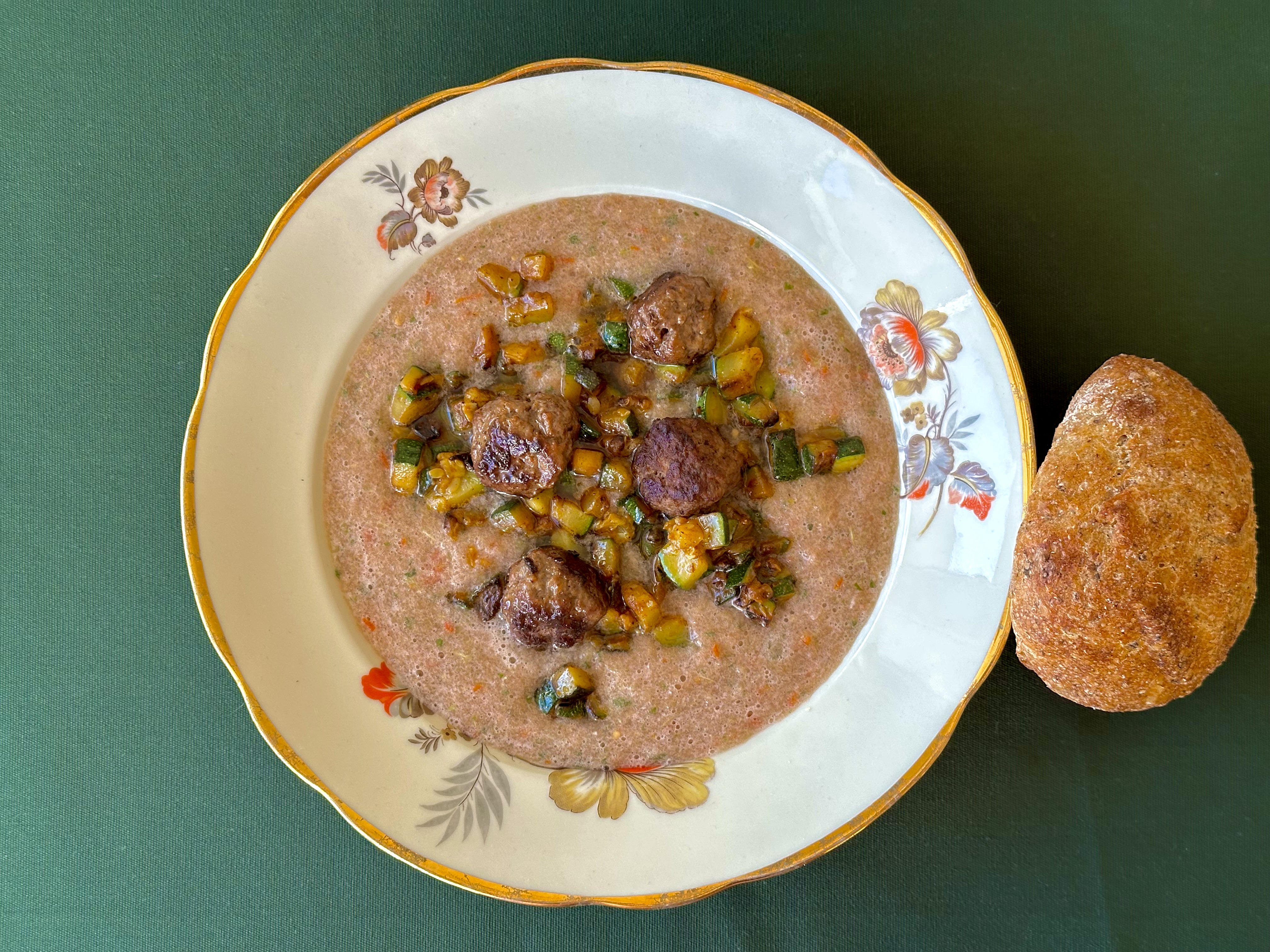 Gazpacho med kødboller og bagte squash