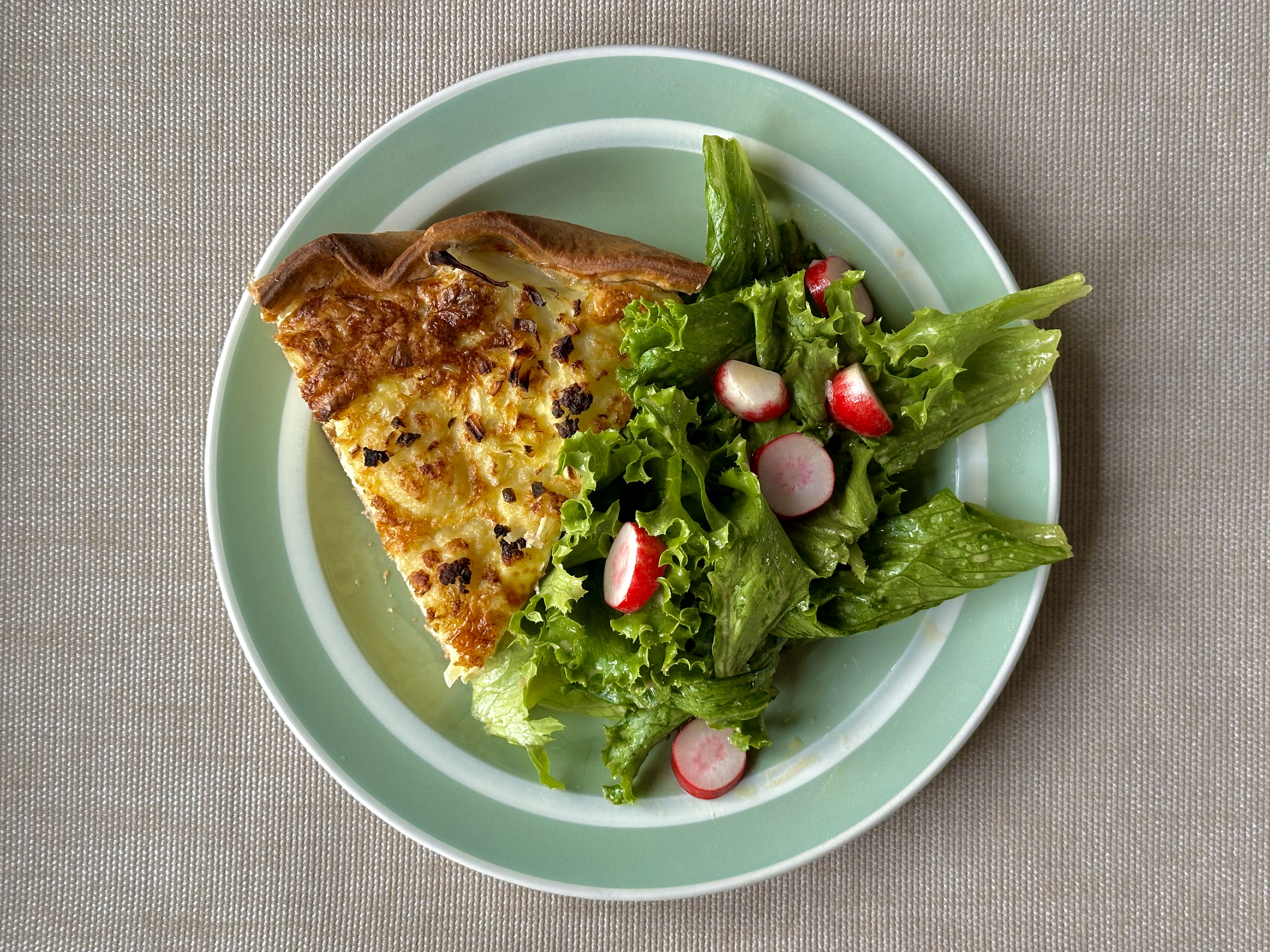 Blomkålstærte med crunchita salat og radiser