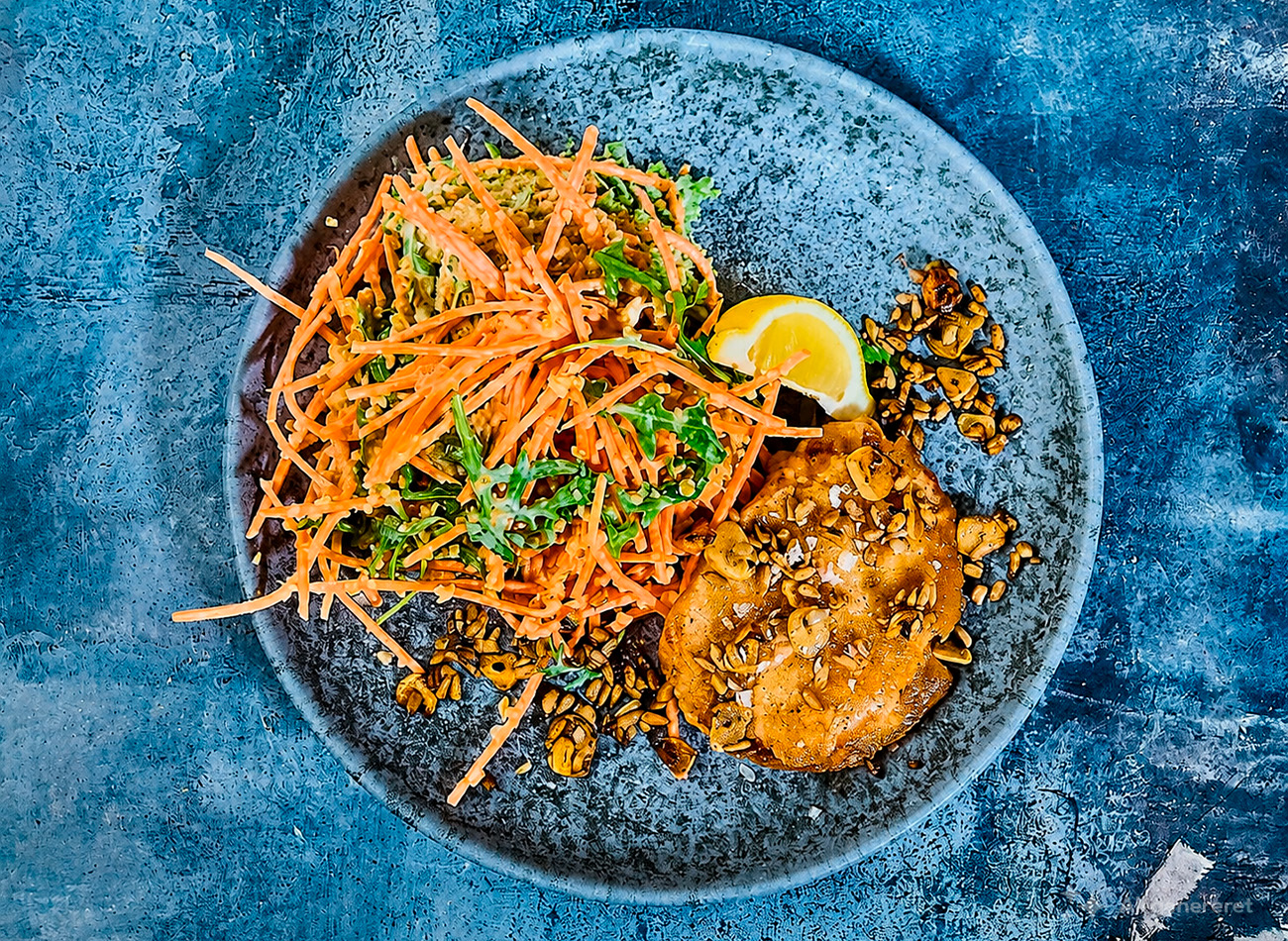 Hvidløgsstegt kotelet med bulgur, gulerødder og rucola