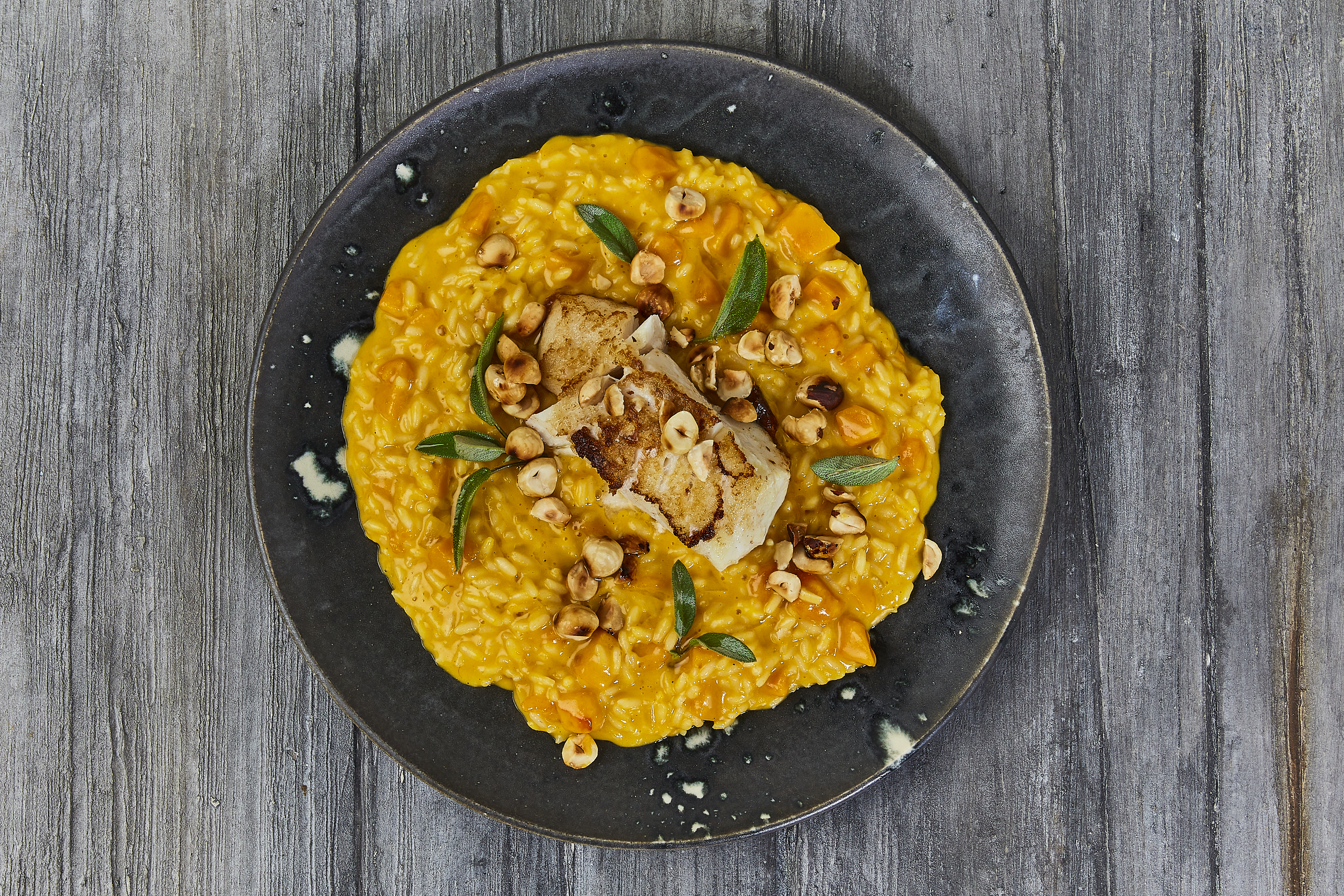 Salviestegt kuller med hokkaidogræskar-risotto og hasselnødder