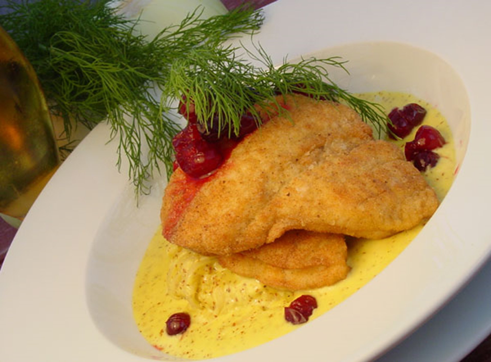 Pandestegt rødspætte med løg/fiskesennepssauce og syltede tranebær ...