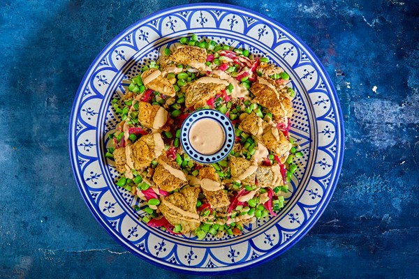 Poké bowl med koreansk gochugaru-kuller, ris, agurkesalat og mukimame