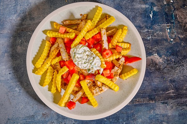 Græske fladbrød med gyros, tzatziki og pommes frites