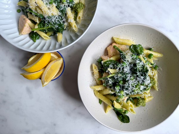 Pasta verde med laks, grøn pesto, ærter og parmesan