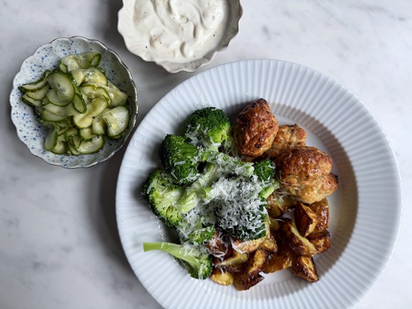 Ovn-frikadeller med broccol, pecorino og agurkesalat