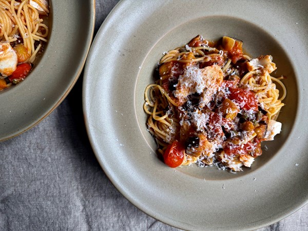 Almost pasta a la putanesca med kapers, aubergine og dampet kuller