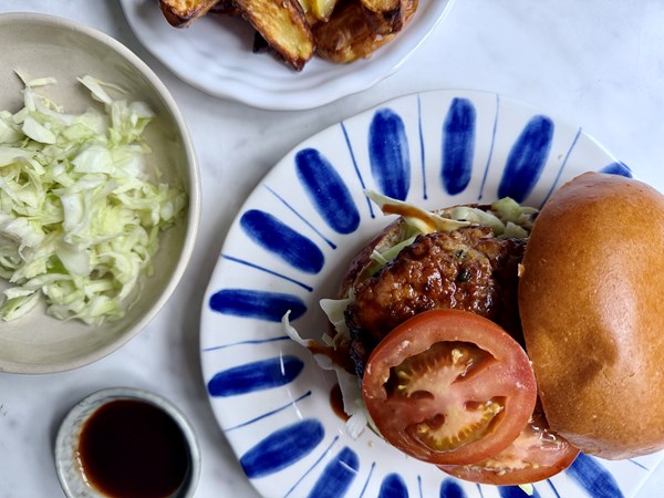 Dumplingsstyle burger med knust kål og spicy dressing