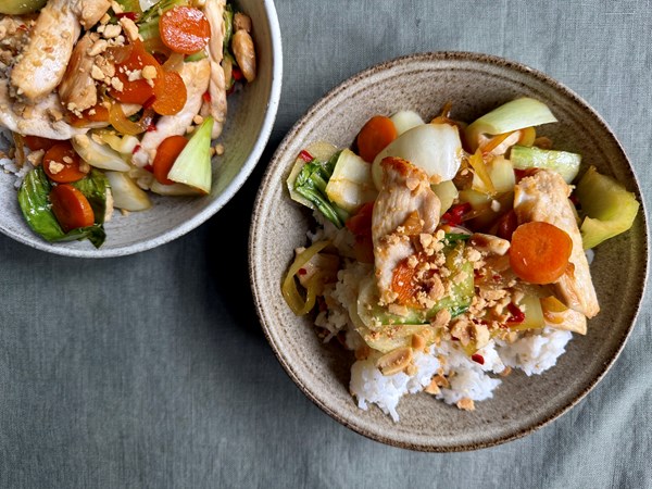 Lynstegt kylling med ris, pak choy og spicy fishsauce