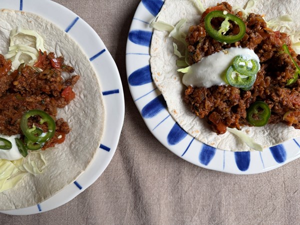 Wrap med krydret oksekød, salat og cremefraiche
