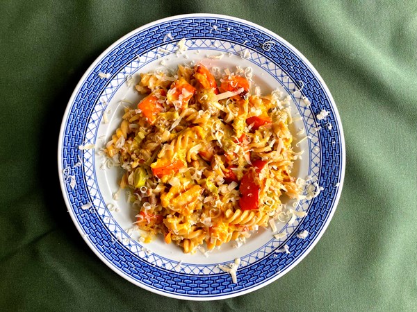 Pasta med bagt hokkaido, porre og bacon