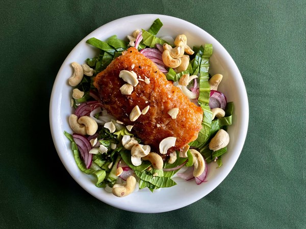 Nuddelsalat med sriracha-stegt lange og syltet rødløg