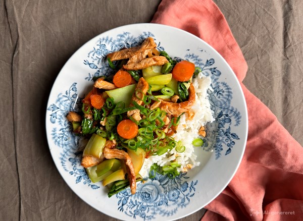 Lynstegt gris med pak choy, teriyaki og peanuts
