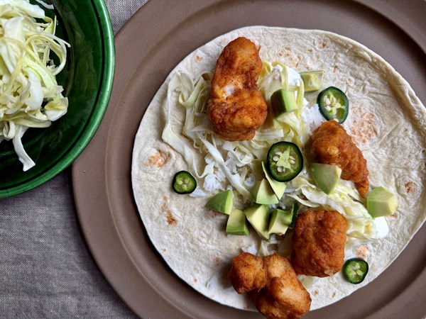 Fish tacos med avokado, syltet kål og creme fraiche