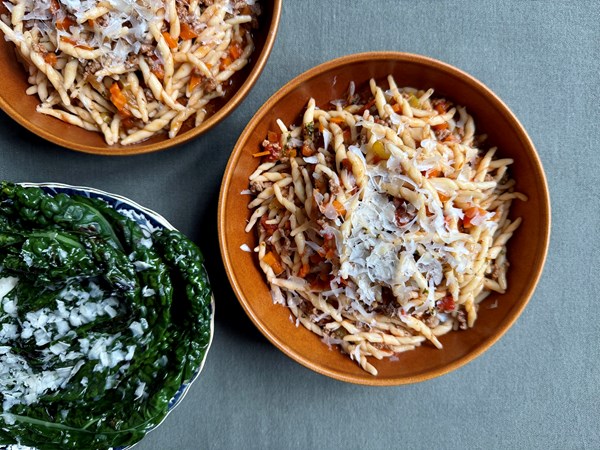 Trofie med easy bolognese og stegt palmekål med parmesan