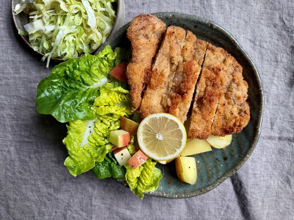 Schnitzel med sennep, dampet spidskål og sprød salat med æble
