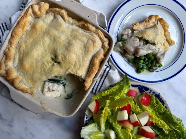 Fish pie med cremet kulmule, ærter og sprød salat med æble
