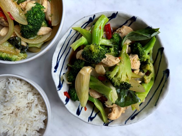 Lynstegt kylling med broccoli, chili, soya og basilikum