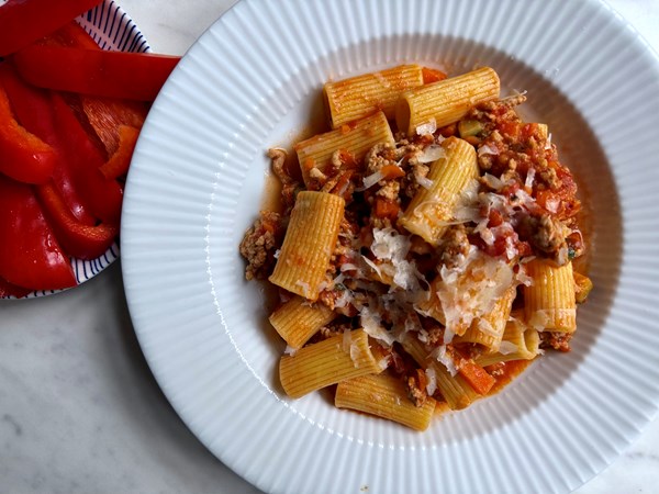 Pasta med gris, tomat, oregano og parmesan