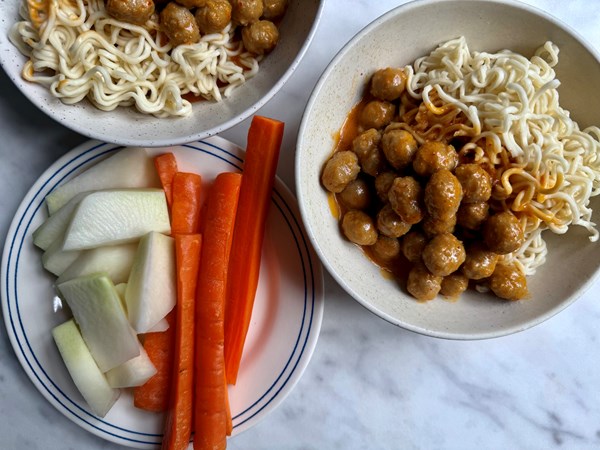 HEAT: Panang curry med små kødboller thaistyle og nudler