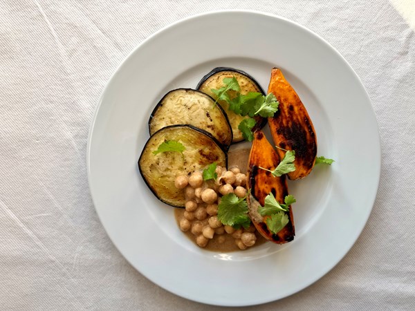 Aubergine, sød kartoffel og cremede kikærter i tahincreme