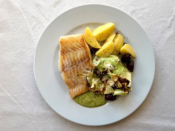 Bagt fisk med kål og sauce verte