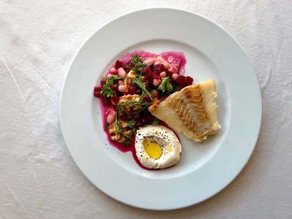 Stegt mørksej med rødbede- og bønnesalat