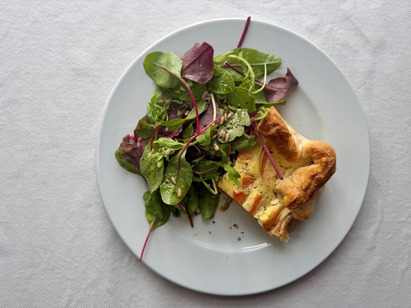Græskartærte og salat med kerner