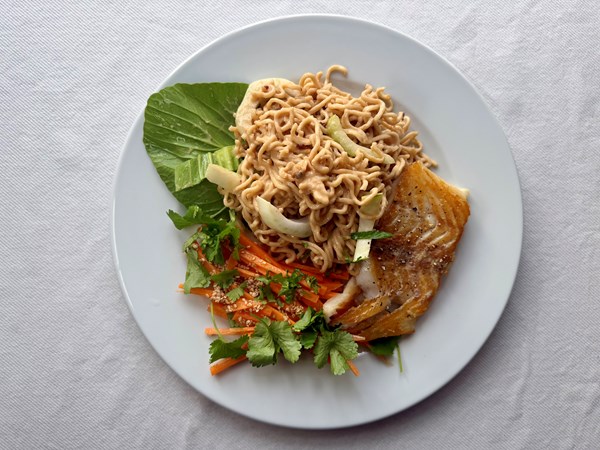 Stegt fisk med peanutbutter nudler og gulerodssalat