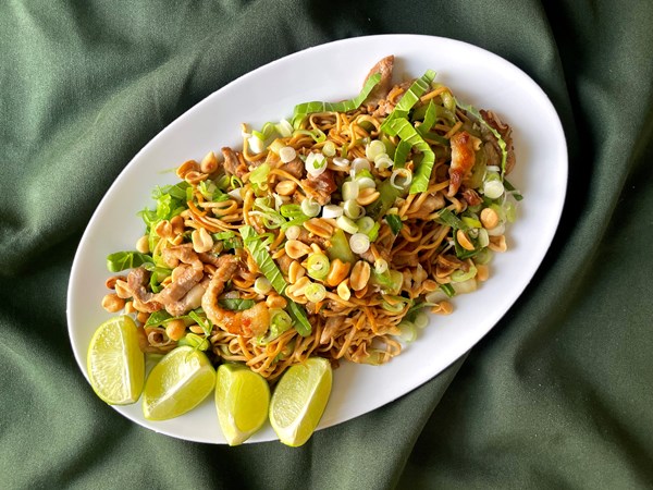 Pad thai med grisestrimler, hoisinsauce og peanuts