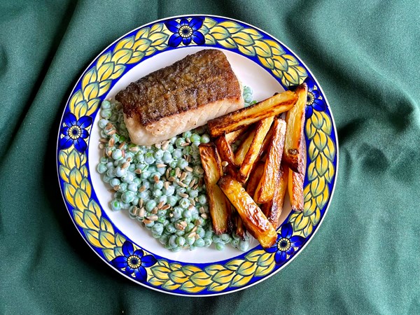 Stegt laks i syrlig salat med grønne ærter og bagte kartofler
