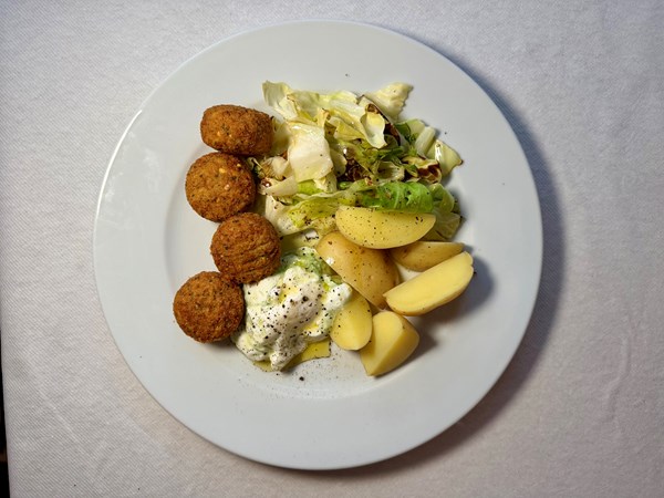 Dilddeller med tzatziki, kartofler og stegt kål